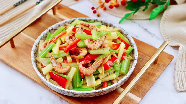 红虾芹菜土豆小炒,鲜香味浓郁又营养丰富。