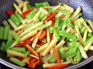 红虾芹菜土豆小炒,大火快速翻炒至所有食材混合均匀。
