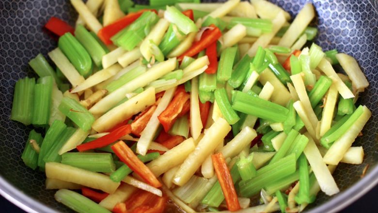 红虾芹菜土豆小炒,大火快速翻炒至所有食材混合均匀。