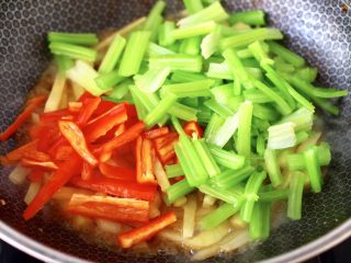 红虾芹菜土豆小炒,放入焯水的芹菜和红椒。