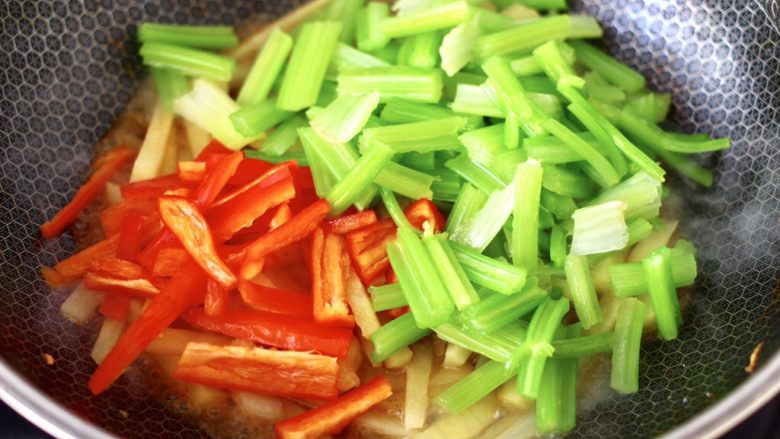 红虾芹菜土豆小炒,放入焯水的芹菜和红椒。