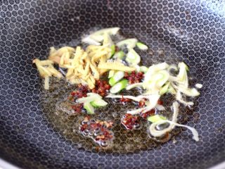 红虾芹菜土豆小炒,用煎红虾的油，小火慢慢炸香花椒后，大火爆香葱姜丝。