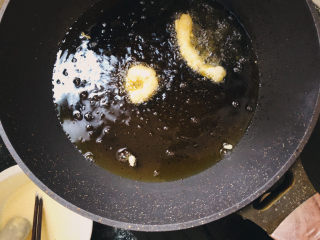 蔬菜虾仁天妇罗,锅内热油，食材一定是先沾面粉再裹面糊下锅。