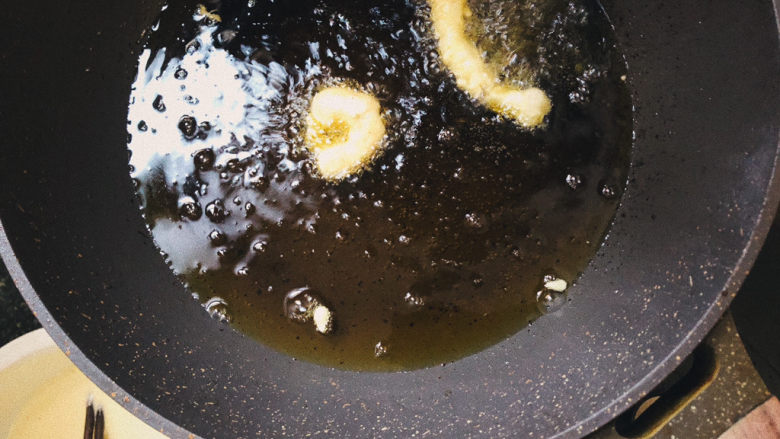 蔬菜虾仁天妇罗,锅内热油，食材一定是先沾面粉再裹面糊下锅。