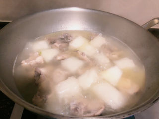 冬瓜鸡架汤,闷上锅盖 中小火 煮10分钟 
