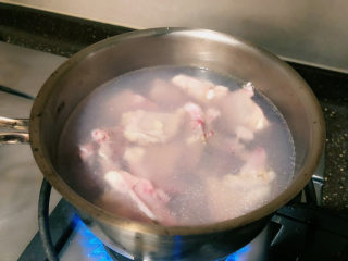 冬瓜鸡架汤,烧一锅热水 然后倒入鸡架 汆烫大约5分钟（期间可以导入少许料酒 去腥）