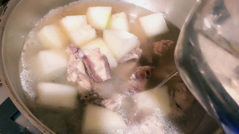 冬瓜鸡架汤,倒入热水 记得是热水哦 水做好能没过冬瓜和鸡架