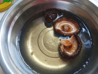 老北京炸酱面,干香菇用适量开水泡。