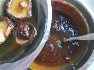 老北京炸酱面,在倒入香菇水调合成酱糊状。
