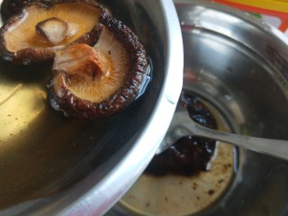 老北京炸酱面,倒入香菇水调开。