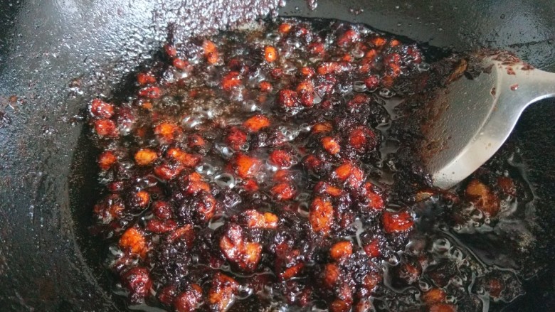 老北京炸酱面,最少要炒30分钟水分完全炒出去，酱香味儿才能出来，在倒入瘦肉丁炒10分钟。