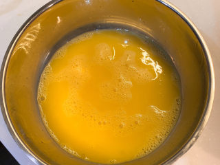 鸡蛋腊肠炒潮州米粉,把2个鸡蛋打入碗里，搅拌均匀