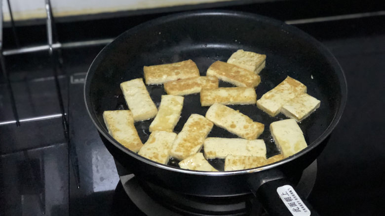 乌羽金霞映屏山➕香菇蒜苗烧豆腐,一面煎到金黄翻面煎至