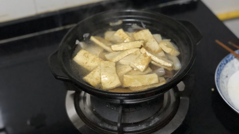 乌羽金霞映屏山➕香菇蒜苗烧豆腐,加入适量清水，基本没过豆腐