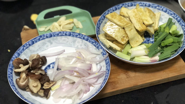 乌羽金霞映屏山➕香菇蒜苗烧豆腐,全部食材准备好