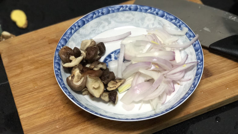 乌羽金霞映屏山➕香菇蒜苗烧豆腐,泡发好的香菇切两半