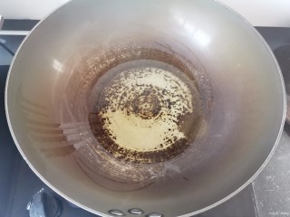 葱油芋艿,热锅倒入适量的油，油稍微多点