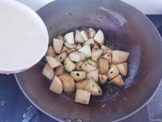 葱油芋艿,倒入多点的水，没过芋艿，大火烧开转中小火烧15分钟
