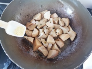 葱油芋艿,大火收汁加入少许鸡精提鲜