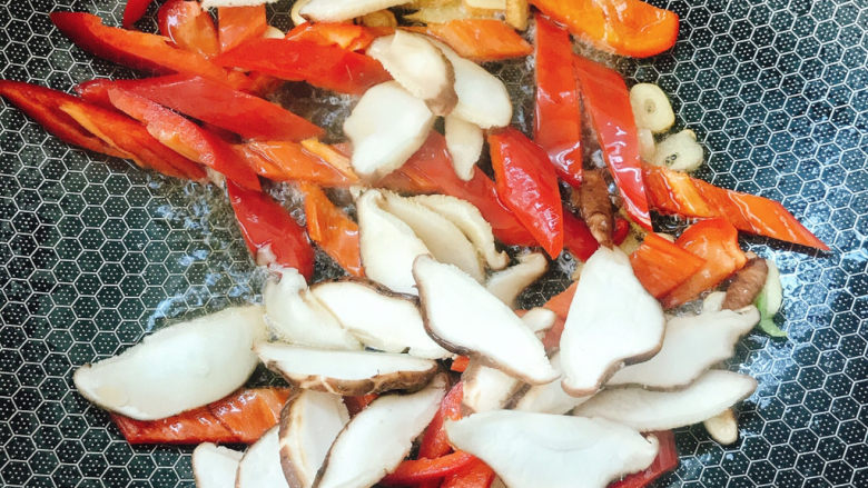 红尖椒炒猪舌,放入红尖椒和香菇