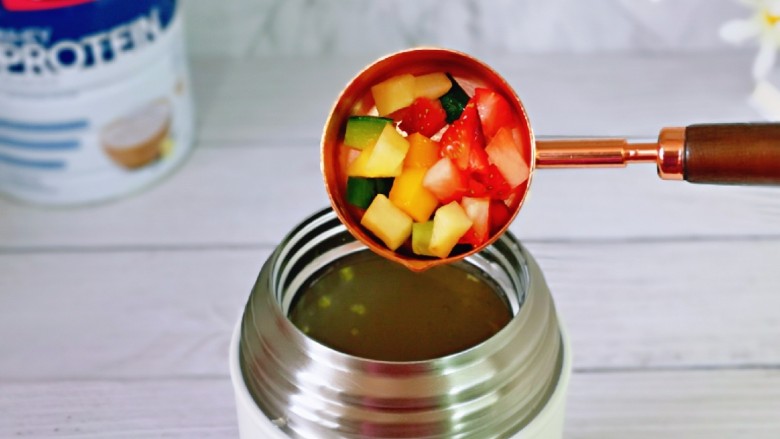 苹果小米粥,再加入切好的水果，盖上盖子焖2分钟就可以直接食用啦！