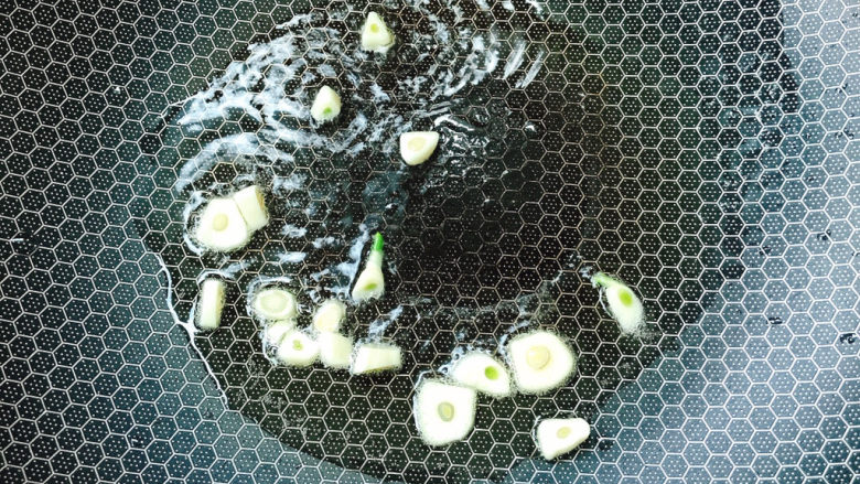 葱油芋艿,放蒜片炒香