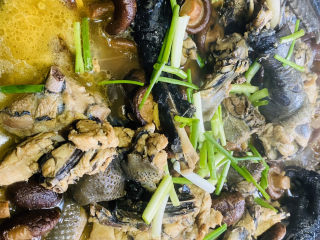 土鸡炖蘑菇,撒上葱花起锅装盘。