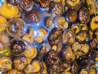 土鸡炖蘑菇,提前将干蘑菇用开水发好，洗干净捞出。