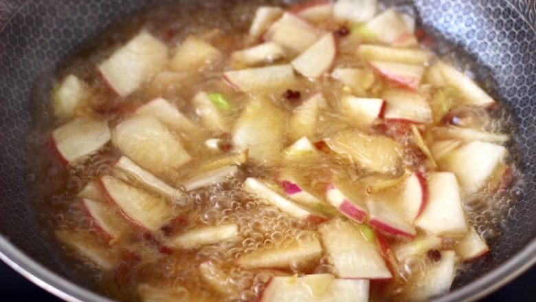 扇贝丁炖水萝卜,盖上锅盖大火烧开后，继续炖煮至水萝卜变得越来越透明时。