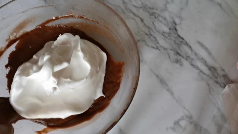 古早巧克力豆蛋糕🍰,将1/3的蛋白糊挖到蛋黄糊中拌匀