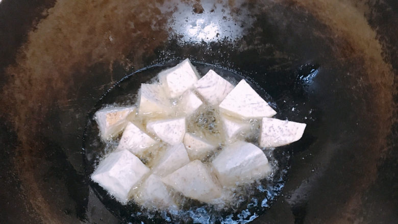 拔丝芋头,然后热油炸至表面筷子能轻易戳穿