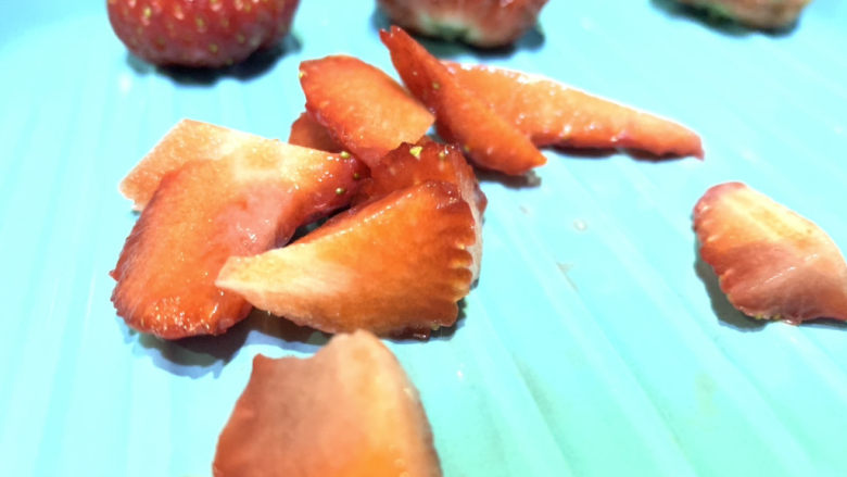 草莓蛋挞,这时候可以把草莓🍓切粒；