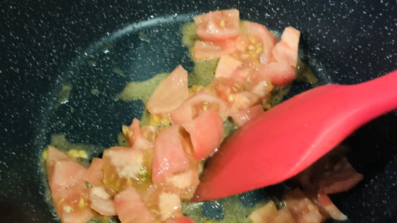 番茄带鱼,锅里加少许油，把切块的番茄倒入锅内翻炒；