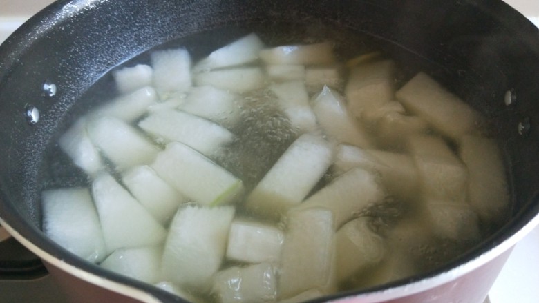 潮汕牛肉丸,冬瓜切片放入锅中煮软。