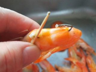 香辣干锅虾,开背去虾线洗干净。