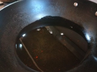 香辣干锅虾,锅中倒入适量油烧热。