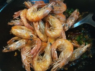 香辣干锅虾,倒入炸好的大虾翻炒均匀即可，出锅加入鸡精调味。