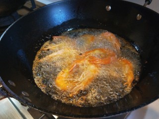 香辣干锅虾,倒入大虾炸制。