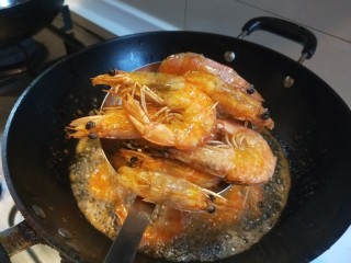 香辣干锅虾,炸制虾皮酥脆捞出来。