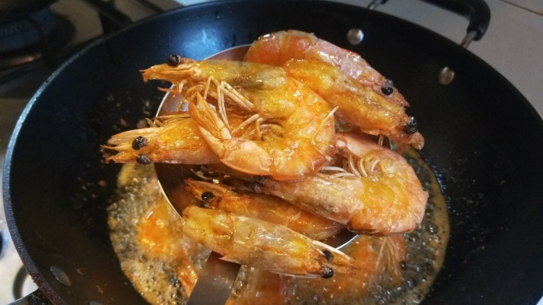 香辣干锅虾,炸制虾皮酥脆捞出来。