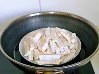 芋头扣肉,放入盘中，撒上少许食用盐抓拌均匀，隔水蒸熟。