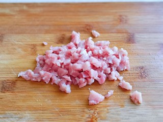 芋头扣肉,利用这时间准备肉糜，里脊肉洗干净切碎。