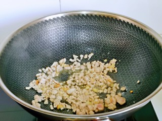 芋头扣肉,起油锅，加入切好的蒜末炒香，加入肉糜翻炒至变色。