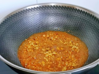 芋头扣肉,再加入半小碗水，烧开，将肉糜烧熟。(汤汁无需收干）