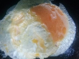 炒合菜,鸡蛋摊熟。