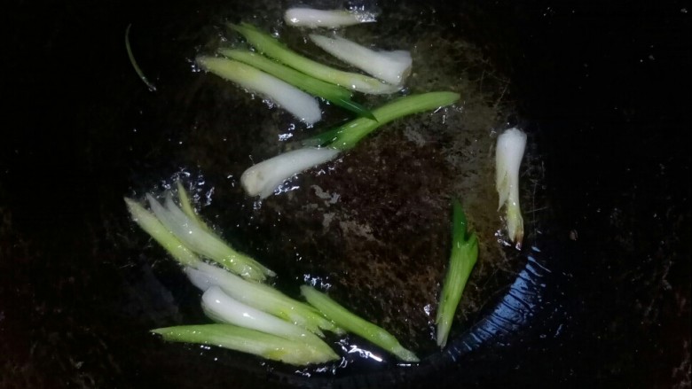 炒合菜,炒锅倒油，放入葱白段小火炒香。