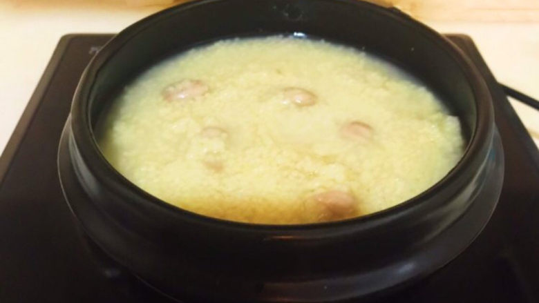 小米炖海参,小米粥煮熟了