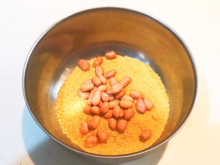 小米炖海参,把花生米放入小米里面，用冷水淘米