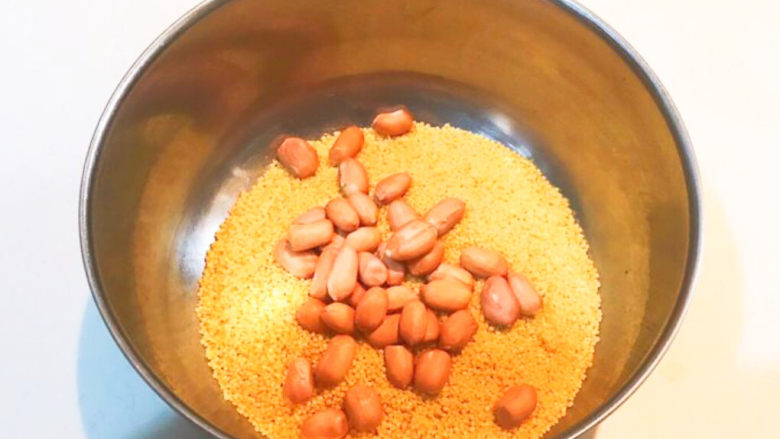 小米炖海参,把花生米放入小米里面，用冷水淘米