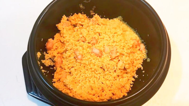 小米炖海参,把淘洗干净的米放入砂锅里